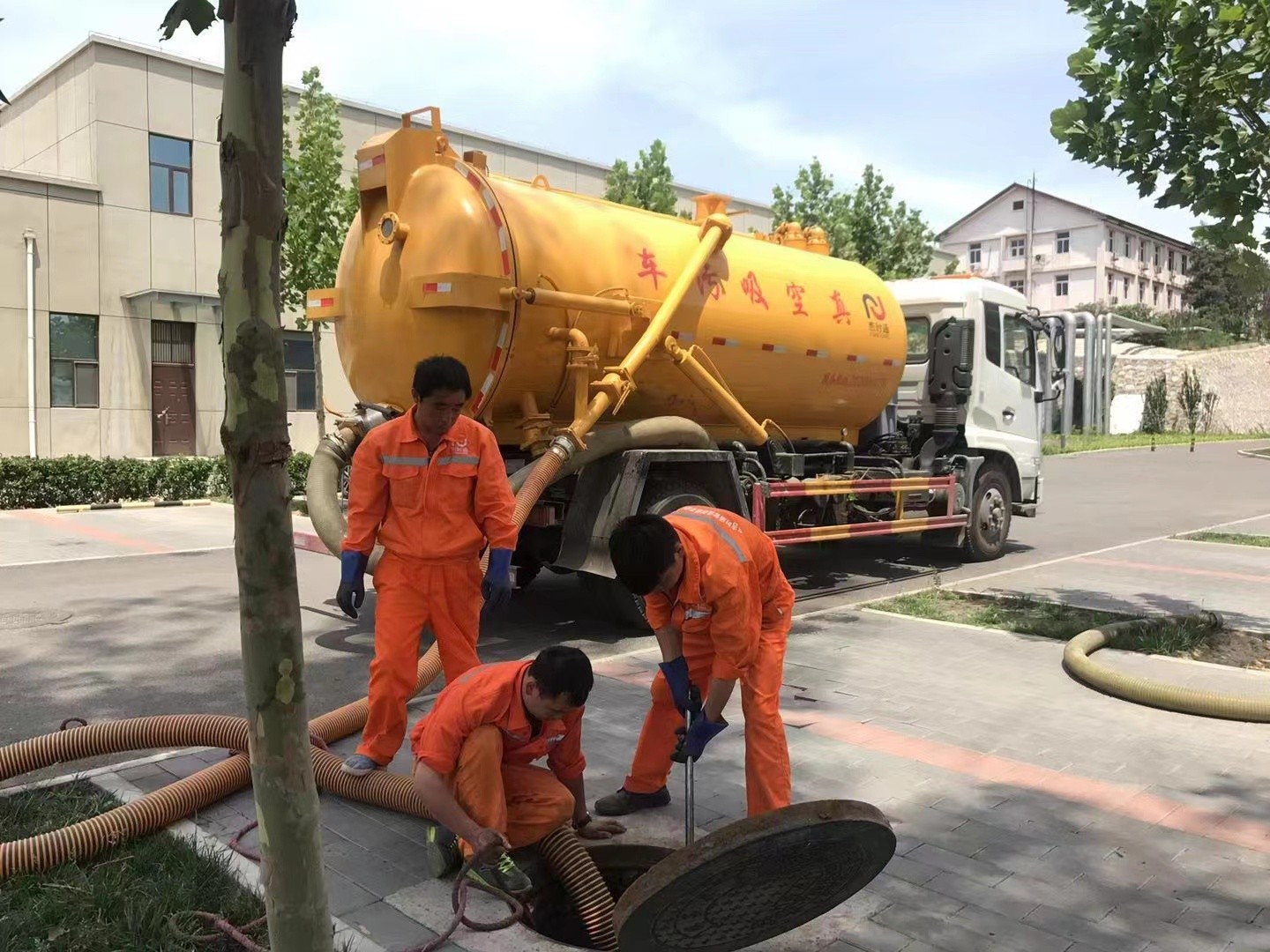 漳浦管道疏通车停在窨井附近